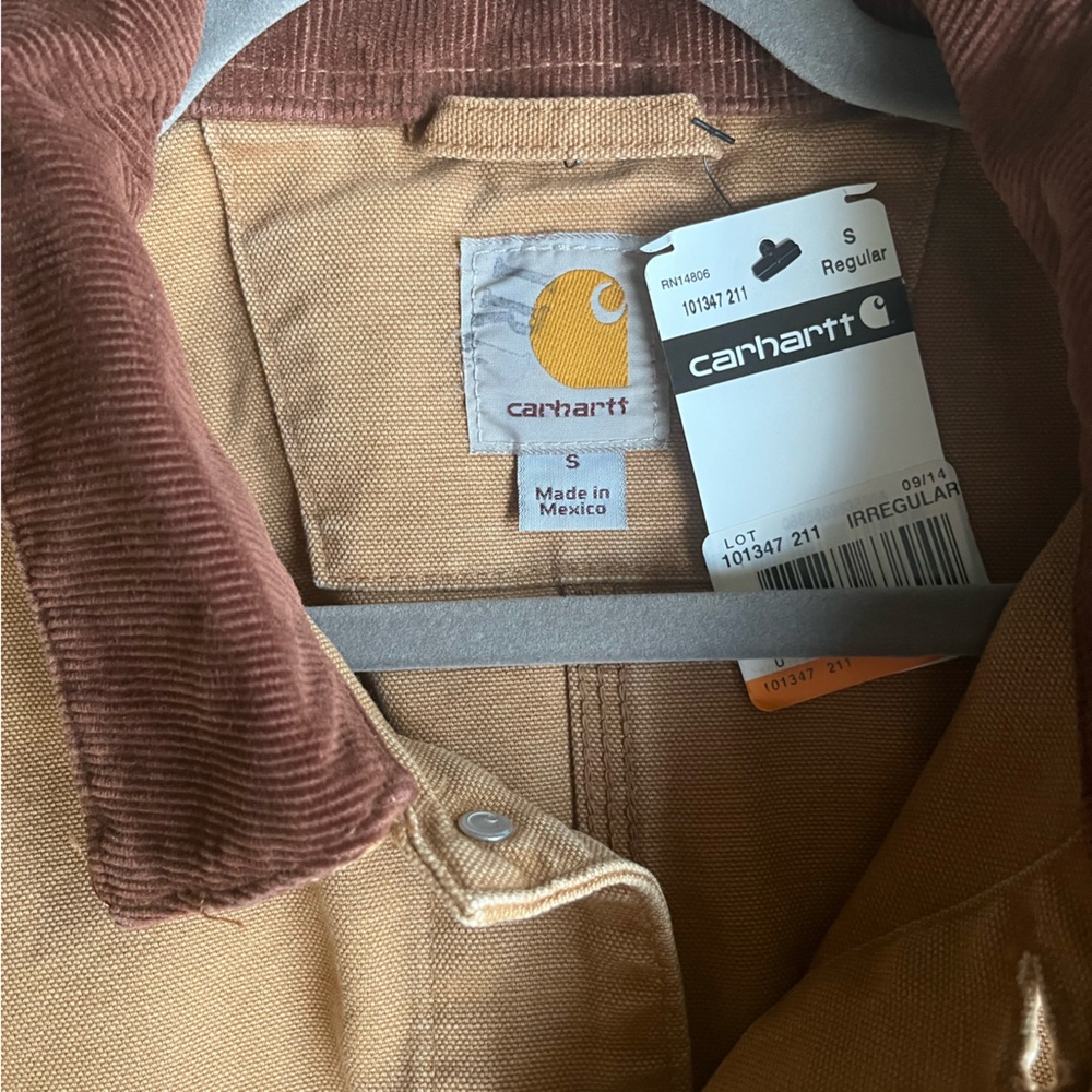 NWT Carhartt Canvas Iowa Hawkeyes Barn Jacket Small - Picture 8 of 10